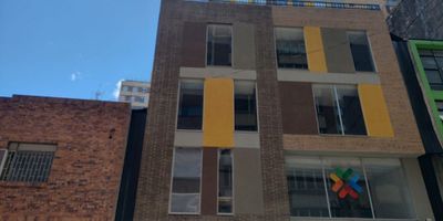 Estrene apartamento cerca a universidades y biblioteca Luis Angel Arango,  décimo piso con muy buena iluminación, un área de 27m2, pisos laminados y en cerámica, un solo ambiente cuenta con un closet, un baño, cocina semi-integral eléctrica, espacio de zona de lavandería, calentador.