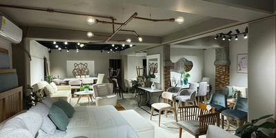 Local en arriendo en ubicacion independiente. Estrategicamente situado sobre via de bastante flujo de personas con facil acceso y salida, conexion a rutas de transporte y estacion del metro, cercano a servicios complementarios como hospedaje, supermercados, restaurantes, tiendas de servicios y comercio en general. Cuenta con piso en ceramica, es un gran espacio abierto con diseño industrial, tiene baño privado, cocineta, cableado de red, techo cielo raso, red de gas, energía monofásica, vitrina y aire acondicionado privado. *Inmuebles sujetos a verificación de disponibilidad.*