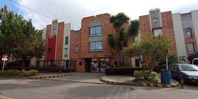 Excelente oportunidad. Vendo casa en el Conjunto Los Eliseos II Etapa. La casa cuenta con sala, comedor, cocina integral, 4 alcobas con closet, 2 baños, zona de lavado, pisos en madera laminada y cerámica, parqueadero frente a la casa. Valor en venta $420.000.000. En Quantum Inmobiliaria encontrarás un aliado en el proceso compra, permítanos asesorarle. 613-1138