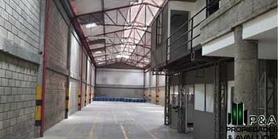 Excelente bodega disponible para arriendo en el sector del chagualo, cuenta con puerta camión, pisos reforzados, doble altura, energía trifásica.