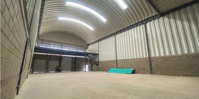 Bodega en Conjunto Cerrado para Estrenar

Bodega de 1.082,39 m² ubicada en un moderno conjunto cerrado, con las siguientes características:


 Altura: 12 m
 Resistencia: 5 toneladas por m²
 Mezanine incluido
 Capacidad electrica 25 Kva
 2 muelles de carga y descarga
 Techo en teja autoportante plana
 Amplio acceso y vías de tránsito interno


El conjunto cuenta con:


 Redes de alta tensión subterránea
 Fibra óptica
 Red contra incendios
 Redes de datos
 Puerto de aguas profundas
 Vía al mar
 Zona franca
 Zona portuaria
 Vía Cartagena, Vía Santa Marta, y cerca del aeropuerto


Uso versátil: Ideal para almacenamiento, transformación industrial, punto comercial o operación administrativa.

Vigilancia 24 horas.
