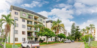 Apartamento en venta quinto piso sin ascensor, ubicado en el CONJUNTO RESIDENCIAL "TORRES DE JAMUNDI", con espacios abiertos, luminosos y acogedores, cuenta con sala comedor conecta con el balcón, cocina, área de oficios, baño de alcobas, dos habitaciones auxiliares con closet, habitación principal con baño y closet, parqueadero propio en plataforma. El Conjunto ofrece vigilancia permanente, piscina para niños y adultos, juegos infantiles, amplio parqueadero para visitantes, sector muy tranquilo rodeado de zonas verdes, cerca de colegios, universidades, centros comerciales, supermercados y clinicas.