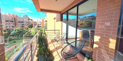 CERROS DE SUBA, CLUB HOUSE
Espectacular apartamento en conjunto cerrado, recibe el sol de la tarde y la mañana. Cuenta con 3 alcobas cada una con baño, estar de alcobas, estudio con terraza, sala doble con terraza, comedor independiente, cocina muy amplia con comedor auxiliar y salida a otra de las terrazas, alcoba principal muy grande con terraza y vestier, alcoba y baño de servicio. El apartamento es de un sólo nivel, el ascensor llega directamente, está domotizado (cortinas y sonido) y tiene 4 parqueaderos independientes, uno con conexión eléctrica y un depósito.
El conjunto cuenta con amplias zonas verdes, parque para niños, piscina climatizada, sauna, jacuzzi, gimnasio, cancha de tenis, salones sociales, salón de juegos para niños, sala de billar, sala de reuniones totalmente equipada, parqueaderos para visitantes, vigilancia 24H.