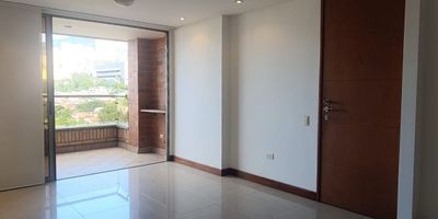 Apartamento en venta en unidad cerrada cercano a la iglesias, centros comerciales, supermercados, rutas de transporte publico, restaurantes y servicios complementarios. Piso en porcelanato, puerta de seguridad, sala y comedor independiente, estudio, 2 alcobas con baño en la principal, cocina integral abierta tipo americano, balcon, terraza y parqueaderos independientes cubiertos . Conjunto cerrado con ascensor, piscina, gym, salón social, sauna, parque infantil, placa polideportiva, vigilancia 24 horas, citofonia y circuito cerrado de tv. *Inmuebles sujetos a verificación de disponibilidad.*

