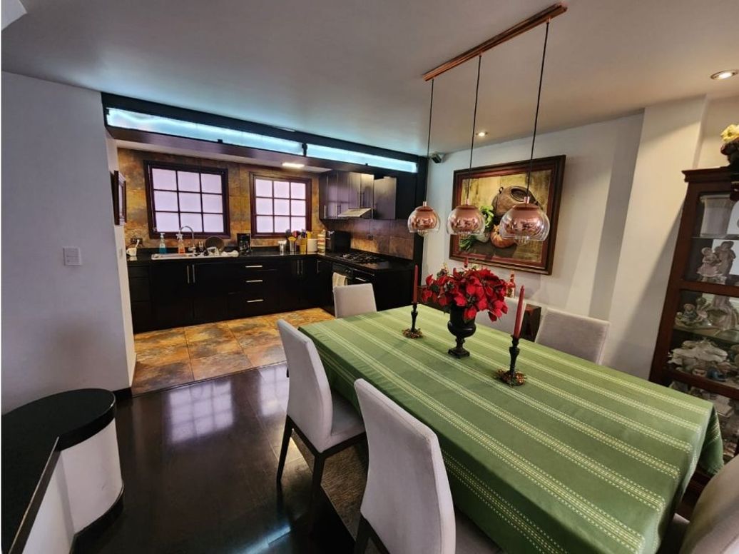 Casa de 4 alcobas en venta en Chicó Navarra, Bogotá, 296 m² · foto 4 de 20