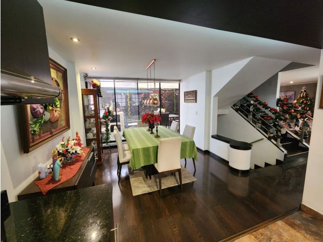 Casa de 4 alcobas en venta en Chicó Navarra, Bogotá, 296 m² · foto 2 de 20