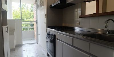 Apartamento en arriendo en unidad cerrada cerca a universidades, supermercados, restaurantes, rutas de transporte publico, vias principales y servicios complementarios. Piso en ceramica, puerta de seguridad, sala y comedor independiente, 2 alcobas con baño en la principal, cocina integral abierta, balcon, y parqueadero independiente cubierto. Conjunto cerrado con salon social, parque infanitil, zonas verdes, vigilancia 24 hrs, citofonia y circuito cerrado de tv. Prointegral

