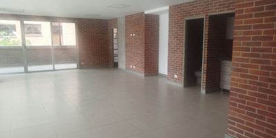 Oficina en arriendo en edificio empresarial facil acceso desde la avenida principales, restaurantes, centro comerciales, servicio de transporte publico. Piso en porcelanato, 1 espacio, baños, cocineta, cableado de red, techo cielo raso, aire acondicionado central y parqueaderos cubiertos. edificio con auditorio, baños comunales, parking visitantes gratuito, vigilancia 24 horas, citofonia y circuito cerrado de tv. *Inmuebles sujetos a verificación de disponibilidad.*

