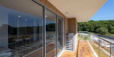 ¡Arrienda este hermoso Apartamento Amoblado de 76 m²! En Cartagena de indias, ZONA NORTE 

Características principales:
- Área: 76 m², perfecto para tu comodidad
- Habitaciones: 2 espaciosas habitaciones
- Baños:2 modernos baños completos
- Parqueadero: 1 parqueadero privado
- Electrodomésticos nuevos: Cocina totalmente equipada con electrodomésticos de última generación
- Cocina: Con todos los utensilios necesarios para cocinar con facilidad

¡Comodidad y estilo a tu alcance!
Este apartamento amoblado está listo para que te mudes de inmediato, con todo lo que necesitas para una vida cómoda y práctica.  
¡Ideal para profesionales, parejas o familias pequeñas!  

No pierdas la oportunidad de vivir aquí. ¡Contáctanos ahora para más información o para agendar tu visita!

