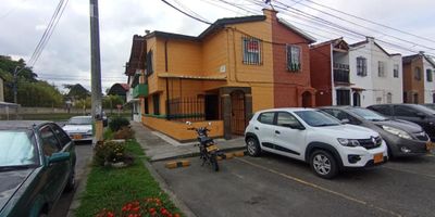 Casa en VENTA de 2 niveles, PRIMER NIVEL sala comedor, estudio, cocina, despensa, zona de ropas, baño social, SEGUNDO NIVEL 3 habitaciones, 2 baños completos y balcón.