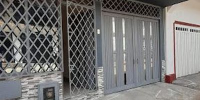 Casa en segundo piso,  ubicado en barrio Junín. Cuenta con espacios agradables,  frescos e iluminados. Consta de sala comedor,  3 habitaciones con closet,  cocina integral,  2 baños,  zona de oficios y terraza. Fácil acceso a transporte publico. HJ