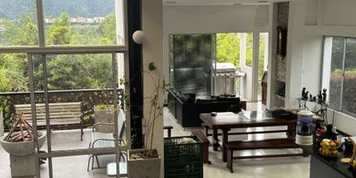 ? Casa Campestre de Lujo con Renta en La Florida, Villamaría

¡Vive el confort y la tranquilidad de una casa campestre con espacios amplios, acabados de lujo y oportunidades de inversión!

? Espacios Generosos: Con 530 m² construidos sobre un terreno de 500 m², esta propiedad de 3 niveles incluye una casa principal con 5 habitaciones (una de servicio), 4 baños y áreas sociales diseñadas para disfrutar al máximo.

? Oportunidad de Renta: La propiedad cuenta con 2 apartaestudios independientes, ideales para generar ingresos adicionales sin sacrificar privacidad.

? Amplio Parqueadero: Espacio descubierto para 4 vehículos y parqueadero para visitantes, perfecto para familias y reuniones sociales.

? Detalles y Comodidades: Cocina integral, balcón con vista panorámica, biblioteca/estudio, zona de lavandería, y una terraza con barbacoa, ideal para disfrutar con familia y amigos. Además, cuenta con depósito y despensa para mayor organización.

? Entorno Campestre: Ubicada en una urbanización cerrada con zonas verdes, áreas infantiles y cercanía a zonas urbanas. Disfruta de la tranquilidad de un entorno natural con la conveniencia de transporte público cercano.

? Opciones de Negociación: La casa admite mascotas, recibe propiedades de menor valor (hasta $800 millones), ofrece financiación directa hasta $500 millones, y da plazo mientras vende su vehículo.

¡Haz de esta propiedad tu hogar de ensueño o inversión ideal! Contáctanos para más información o programar una visita. ?


