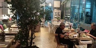 Bemsa propiedad raíz vende local de 92.56 metros en el MALL INTERPLAZA en el segundo nivel. Local con terraza alquilado a restaurante ENTRECOTE BY CATA . contrato de arrendamiento administrado por bemsa. Canon de $7.978.000. admon de $1.393.766 y predial de $5.293.864. INTERPLAZA es un mall de conveniencia que mezcla comercio y oficinas en un punto ideal. En toda la entrada a El Poblado. esta sobre la transversal inferior con Las Palmas, cerca de edificios de oficinas , zonas residenciales y Transporte público con acceso Cerca a  túnel de oriente  le permite una constante interacción y activación de tráfico. Mayores informes Mile Menitez cel. 3137202284 