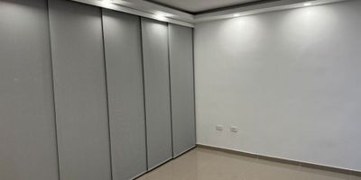 EN VENTA APARTAMENTO EN VALLE DEL LILI Ven y Descubre la elegancia y comodidad en este apartamento de 2 habitaciones y 2 baños. Con una superficie de 62.48 metros cuadrados, este espacio ofrece un ambiente acogedor y funcional para tu día a día. Situado en una ubicación privilegiada, este inmueble es ideal para quienes buscan un hogar moderno y bien distribuido. No pierdas la oportunidad de vivir en este lugar único que combina estilo y confort en cada rincón. Se encuentra ubicado de forma estratégica, para garantizar la movilidad permanente, en un sector consolidado que asegura rentabilidad de compradores e inversionistas, por su desarrollo, seguridad y ubicación, cerca a importantes clínicas, centros comerciales, universidades y colegios,  parqueadero propio en sótano .¡haz de este apartamento tu nuevo hogar! para mas información Alejandra M.