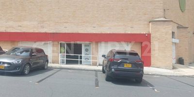 ¡TU NEGOCIO MERECE ESTE ESPACIO!
ARRIENDA este amplio local comercial de 329m² en el corazón de Aves María. Su ubicación estratégica sobre una avenida principal y su diseño versátil lo hacen ideal para una amplia variedad de negocios. Con abundante luz natural, amplios espacios y seguridad garantizada, este local te ofrece todo lo que necesitas para hacer crecer tu negocio. podrás desarrollar una amplia variedad de negocios, desde supermercados y tiendas de conveniencia hasta oficinas y centros de servicios. ¡No pierdas la oportunidad de invertir en un lugar con alto potencial comercial
CARACTERÍSTICAS:
•	329m²
•	Ubicación estratégica
•	Amplios estacionamientos
•	Iluminación natural
•	Versatilidad para diferentes tipos de negocios
•	Seguridad garantizada