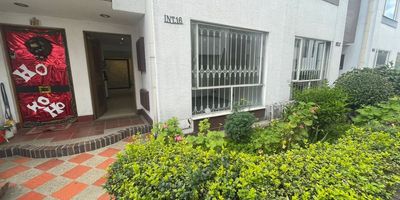 Se vende hermosa casa ubicada en el sector de Modelia, con cercanía al centro Empresarial Buro 24, consta de 113 m2 distribuidos en tres niveles. Cuenta con 4 habitaciones con amplios closets, 4 baños. Adicionalmente la casa cuenta con 1 parqueadero independientes y zonas comunes atractivas como: Zona bbq , cancha de futbol , parque infantilo. Cod: 3594