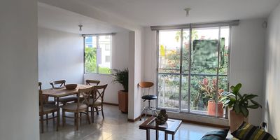 Apartamento para la Venta ubicado en unidad cerrada en La Elvira cerca a supermercados de cadena, clínicas, rutas de transporte publico y servicios complementarios. El apartamento cuenta con sala-comedor, estudio, pisos en ceramica, con dos habitaciones, dos baños, la habitacion principal tiene wolking closet en el acceso al baño, cocina integral meson en granito, estufa y calentador a gas,zona de ropas. La unidad cuenta con  piscina, salón comunal, parques infantiles,  zonas verdes y un parqueadero cubierto. Vigilancia y portería las 24 Horas. Inmuebles sujetos a verificación de disponibilidad.
