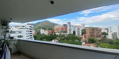 ¡Vive el lujo y la exclusividad en este espectacular Pent-house con vista panorámica a las montañas y el río! Ubicado cerca de los sitios más emblemáticos de Cali, como el Museo La Tertulia y los Gatos del Río, este apartamento en venta cuenta con sala-comedor con balcón, cocina integral, habitación principal con baño privado, habitación auxiliar, baño social, alcoba de servicio, zona de oficios y garaje doble. Acabados de lujo con pisos en mármol y carpintería en madera. El edificio tiene portería, ascensor y zonas comunes. ¡Una oportunidad única para vivir con estilo y cerca de lo mejor de la ciudad! Administración $1.138.000