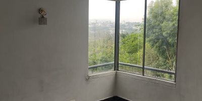 Apartamento en Venta en unidad cerrada ubicado en el sector de la Avenida las americas cerca a rutas de transporte publico y servicios complementarios de la zona. El apartamento cuenta con sala-comedor, pisos en ceramica, con tres alcobas y dos baños, cocina integral meson en acero, estufa y calentador a gas, zona de ropas. La unidad cuenta con salón comunal, parques infantiles, zonas verdes y un parqueadero cubierto. Además con circuito cerrado de tv y  vigilancia las 24 horas.  Inmuebles sujetos a verificación de disponibilidad.