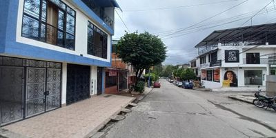 Código interno 13138 Amplio inmueble con uso comercial o de vivienda de a cuerdo a su necesidad, ubicado en primer piso del Barrio El Jordán segunda Etapa. El inmueble se encuentra distribuido: Local comercial, garaje, sala, comedor, cuatro habitaciones con closet, la principal con baño, cocina integral, baño social, zona de lavandería, fácil ubicación, cerca de la Avenida el Jordán y la via que conduce hacia el Centro de la Ciudad.