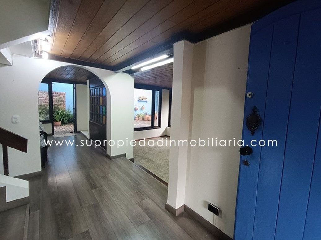Casa de 3 alcobas en venta en Santa Barbara Central, Bogotá, 273 m² · foto 2 de 20
