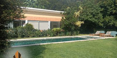 Casa en venta en Las Palmas, Poblado.

¡Encuentra tu nuevo hogar! Esta casa de dos niveles, con un área construida de 413 m² en un lote de 3,242 m², ofrece amplios espacios y confort en un ambiente campestre dentro de la ciudad.

Cuenta con cuatro habitaciones (la principal con baño y Vestier), una habitación del servicio con baño, cinco baños en total, cinco parqueaderos cubiertos, un cuarto útil y un estudio. La cocina reformada con mesón en quartzone y grandes ventanales permiten que la luz natural inunde la casa, que cuenta con amplias zonas verdes y piscina.

Ubicada cerca de La Colegiatura, Bike House Las Palmas y Seminario Santa Cruz Pianista, con acceso por la vía Las Palmas. Los pisos son de pizarra y lámina de madera.

Entre las zonas comunes se incluye una cancha múltiple.

Contáctanos ahora mismo y asegura tu cita para conocer de cerca esta increíble casa.

¡Tu nuevo estilo de vida te espera!