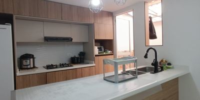 ¡Haz realidad tu sueño de vivir en la mejor zona sur de la ciudad! 

Descubre ésta increíble propiedad con dos pisos y lo mejor, AMOBLADA! Ideal para quienes buscan practicidad y comodidad. Con excelente iluminación natural, bonitos acabados y en perfecto estado de conservación, está completamente lista para que te mudes de inmediato .

Disfruta de la facilidad de acceso al conjunto residencial, sin escaleras ni complicaciones, y vive en un espacio pensado para tu comodidad. Esta exclusiva casa en alquiler te ofrece la oportunidad de disfrutar de un estilo de vida único, rodeado de comodidad, naturaleza y con acceso inmediato a todo lo que necesitas. En un vecindario tranquilo y acogedor, estarás cerca de centros comerciales, colegios, universidades y una hermosa reserva natural.

No dejes que esta oportunidad se te escape. ¡Contáctanos ahora y agenda tu visita! Tu nuevo hogar te está esperando.

www.patricialimon.com