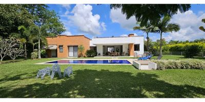 Múltiples atributos hacen de ésta, una propiedad ideal. Sobre un lote plano de 1.516 m2, se encuentra esta casa campestre, práctica y minimalista, de 265 m2, diseñada y construida en un solo nivel.

La casa tiene dos accesos: por la puerta de servicio o por la puerta principal. 

El acceso a través de la puerta principal está localizado dentro de un jardín interior, lo cual genera mayor privacidad.

Al ingresar, encuentras un hall de acceso que divide en dos los ambientes de la casa. A la izquierda, está ubicada la zona social y de servicios y, a la derecha, la parte privada de alcobas.

La zona social y de servicios está compuesta por zona de ropas independiente, baño de servicio, cocina abierta con ventana a terraza y zona verde; estudio, baño social completo. La sala comedor tiene puerta vidriera tipo bolsillo y se integra sutilmente a la amplia terraza cubierta, dando la sensación de amplitud, iluminación y ventilación natural. Todo esto se complementa con una hermosa piscina y una amplia zona verde privada, plana, que rodea toda la casa.

La zona privada está conformada por 3 alcobas, la principal con baño y vestier. Todas, tienen amplio ventanal con salida a zona verde.

La casa cuenta además con 2 parqueaderos cubiertos y 4 descubiertos. Tiene también,  2 depósitos. 

Aprovecha esta gran oportunidad de inversión y vive el sueño de tener casa campestre.

 
