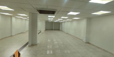 Local en arriendo en Barrio Central, Bello.

Este local de 130 m² con una altura de 2.50 m se encuentra en una excelente ubicación con cercanía a la autopista, Cootrafa, hospital Marco Fidel y el parque de Bello. Además, cuenta con excelentes vías de acceso.

El inmueble incluye dos baños, una puerta peatonal y una puerta persiana grande, ideal para diferentes tipos de negocio. Tiene pisos de cerámica y está equipado con una cocineta.

No pierdas la oportunidad de establecer tu negocio en este local bien ubicado. Contáctanos para más información y asegura tu cita para conocer de cerca esta propiedad.

¡Tu nuevo espacio comercial te espera!