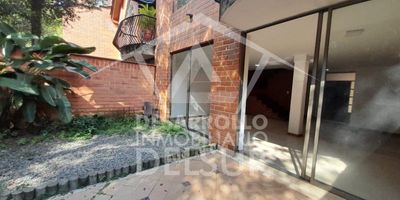 Casa en venta , 3 alcobas, 2 closet, 1 Vestier, 4 baños, sala comedor, cocina integral, zona de ropas, 2 balcones, jardín, parqueadero, cuarto útil
Conjunto con portería 24 horas, piscina, salón social, gimnasio, zonas verdes, cancha deportiva
Rutas de transporte, sector residencial, tiendas de barrio, supermercados.
Web: Desarrollo Inmobiliario del SurCelular: 3156901885
