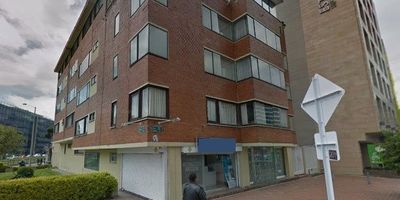 Amplio apartamento en venta de 164.46 M2, ubicado en un sector estratégico de la ciudad, Barrio Rincón del Chicó. Es un segundo piso con ascensor y cuenta con tres habitaciones con closet: la principal con baño privado, baño para las habitaciones auxiliares, sala, comedor con chimenea y vista exterior, cocina integral cerrada, amplia zona de ropas, cuarto y baño de servicio. Tiene parqueadero cubierto para un vehículo. El edificio tiene vigilancia 24 horas. Cómodas vías de acceso y transporte público: Av. Cra 9, Cll 100, Av. Cra. 15.