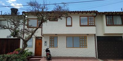 Se VENDE Casa de 271 M2 en barrio Pontevedra al norte de Bogotá ideal para Inversionistas, totalmente remodelada, amplios espacios. En el primer piso hall de entrada, recepción, sala de juntas, oficina con estaciones de trabajo, acogedor apartamento de una habitación con Vestier, baño privado sala comedor, cocina integral, zona de ropas y jardín. Segundo piso tres cómodos aparta estudios de un ambiente cada uno con baño y cocineta. Ubicada en sector con gran seguridad, servicio de Vigilancia 24 horas. Excelente ubicación por su cercanía a supermercados, Clínica Shaio, zona bancaria, CC Titan Plaza, Bulevar Niza, cómodas vías de acceso: Calle 116, Av. Boyacá, Av. Suba, transporte público cercano. Para uso residencial, oficinas, coworking, etc.