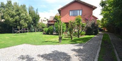 Se vende hermosa casa campestre de 250 m2 en un lote de 1080 m2, de 4 habitaciones principal con chimenea baño y vestier, 3 baños, amplio estudio/ home office, sala comedor con chimenea y amplios ventanales, cocina, zona de ropas, altillo o family room, BBQ, amplias zonas verdes, garaje doble con espacio para varios vehículos.  Gran oportunidad de vivir rodeado de tranquilidad y naturaleza, cuenta  un apartamento arrendado de 80m2 en la parte de atrás y  se pagan los  servicios  compartidos. Aproveche.