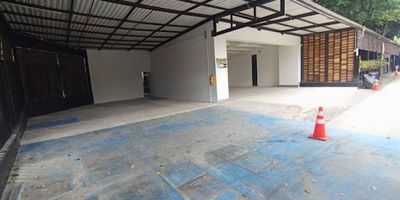 Local en arriendo cuenta con una area  de 200 metros cuadrados, ubicado en el importante sector de El Poblado. El inmueble dispone de baños, parqueadero exterior y un amplio espacio, cómodo para diversas actividades. Para mayor información y detalles, no dude en comunicarse con nuestras líneas de atención al cliente. ¡Le esperamos!