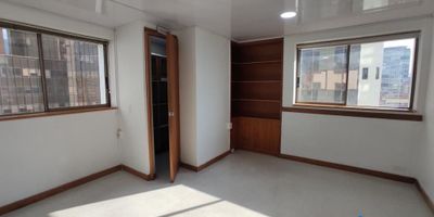 Se arrienda oficina en edificio Fundadores Centro de Medellín
Oficina ubicada en el piso 10 del edificio Fundadores, con un área de 44 m. Cuenta con divisiones internas para oficinas, una cocineta, baño y una excelente vista hacia el centro de Medellín. Su ubicación estratégica está al lado de la Clínica Medellín, con entrada principal por la calle 54. El valor del arriendo incluye la administración.