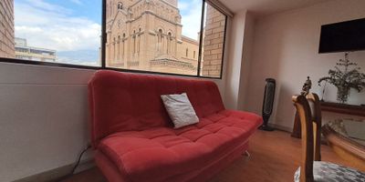 En renta, apartaestudio totalmente dotado con todas las comodidades  ubicado en una zona privilegiada de la ciudad. Consta de 1 habitación y 1 baño, ideal para aquellos que buscan comodidad y practicidad. Con sus 32 metros cuadrados, este inmueble ofrece un espacio acogedor y funcional. Su diseño moderno y acabados de calidad lo convierten en una excelente opción para vivir cerca de todo. No pierdas la oportunidad de adquirir este apartaestudio y disfrutar de todas sus ventajas. Contáctanos ahora mismo para más información y agendar una visita. ¡No dejes pasar esta oportunidad única!