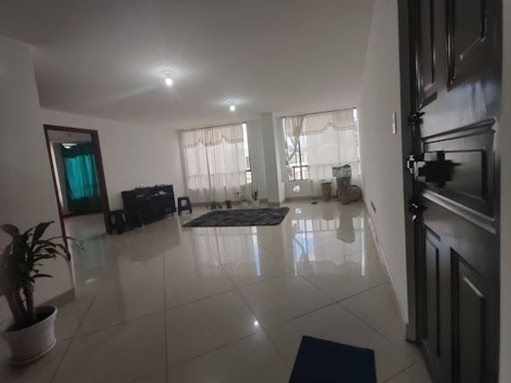 Apartamento de 3 alcobas en venta en Villas De Granada, Bogotá, 67 m² · foto 2 de 20