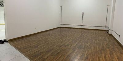 Amplio local en excelente ubicación, ideal para restaurantes, bar, etc.  Tiene zona independiente para la cocina con campana extractora en acero inoxidable, además cuenta con una zona para almacenamiento e instalaciones de redes eléctricas, gas e hidráulicas.