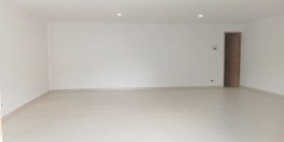 Local disponible para arriendo ubicado en Rionegro, sector las Torres. Con un area de 51m2, 1 baño, espacio para parqueadero externo. Zona comercial de fácil acceso, cerca al Centro comercial San Nicolas, supermercados, cerca a Savanna Plaza.