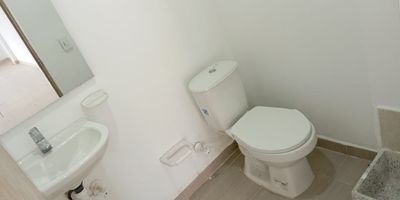 Local disponible para arriendo ubicado en Rionegro, sector las Torres. Con un area de 58m2, 1 baño, pozuelo, espacio para parqueadero externo. Zona comercial de fácil acceso, cerca al Centro comercial San Nicolas, supermercados, cerca a Savanna Plaza.