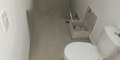 Local disponible para arriendo ubicado en Rionegro, sector las Torres. Con un area de 67m2, 1 baño, pozuelo, espacio para parqueadero externo. Zona comercial de fácil acceso, cerca al Centro comercial San Nicolas, supermercados, cerca a Savanna Plaza.