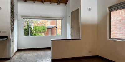 Casa en arriendo en unidad cerrada en sector tranquilo, solo transito de solo residentes, zona tipo campestre y de poco flujo vehicular. Piso en madera laminada, dos niveles, chimenea, sala comedor, estar de tv, 2 alcobas con baño en la principal, cocina integral abierta tipo americano, terraza, jardin y parqueaderos lineales cubiertos. Conjunto cerrado con citofonia y circuito cerrado de tv. *Inmuebles sujetos a verificación de disponibilidad.*