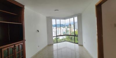Apartamento en Venta y Arriendo en unidad cerrada ubicada en Álamos cerca avenida principal, a terminal de transportes, supermercados de cadena, parque principal, centros comerciales, universidades, rutas de transporte publico y servicios complementarios de la zona. Cuenta con tres alcobas y tres baños, salacomedor, pisos en cerámica, estufa y calentador a gas, cocina integral mesón en mármol, zona de ropas. La unidad cuenta con parques infantiles, cuarto útil  y un parqueadero cubierto. Ademas con circuito cerrado de tv y vigilancia las 24 horas.  Inmueble sujeto a verificación de disponibilidad.
