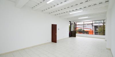 Arrendamos excelente Local/Oficina en Galerías con vista a la Calle 53, ubicado en segundo piso, espacio abierto con baño privado, ideal para almacén de decoración, ropa,  atención al publico, modistería, almacenaje. Sector de alto flujo peatonal y vehicular, cerca al Centro Comercial Galerías, supermercados, bancos y excelente servicio de transporte publico