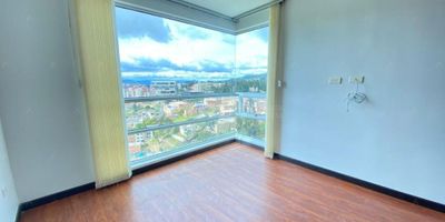 Atos Inmobiliaria vende exclusivo apartamento en el oriente de la ciudad de Tunja, en el sector Unicentro. Ubicado en el edificio In Altezza, en el piso 19, este moderno apartamento consta de una sala comedor, cocina integral, zona de ropas, estudio, dos baños y tres habitaciones. Además, cuenta con un balcón en la sala, ideal para disfrutar de la vista y la luz natural. Adicionalmente, cuenta con parqueadero privado.

Este apartamento ofrece una excelente ubicación y comodidades de alta calidad, perfectas para una vida confortable y moderna. No pierdas la oportunidad de vivir en este hermoso espacio con todas las ventajas que ofrece el sector. ¡Contacta a Atos Inmobiliaria para más detalles y agenda una visita!