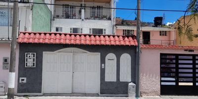 Vendo excelente casa barrio Gustavo Restrepo unifamiliar, buena iluminación natural consta de 6 habitaciones, 4 baños, sala comedor, cocina integral, balcón, 2 parqueaderos.