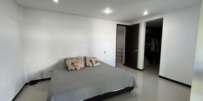 Casa en conjunto en excelente estado, amplia, fresca, cuarto y baño de servicio, patio, terraza, estrato 6. Cerca a parques, colegios, universidades, centros comerciales, transporte publico y comodas vias de acceso.