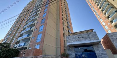 Apartamento ubicado al norte de ciudad de ambiente fresco y luz natural durante el día. Cuenta cocina integral con mesón en granito pulido gabinete superiores e inferiores, zona de labores, sala de estudio, la división del baño es en vidrio templado, baño social, cortinas en todo el apto, calentador de agua a gas, sala comedor, hall de alcoba, parqueadero asignado, terraza con vista al rio, el apto es lado sol en la tarde, vista exterior y esta en los últimos piso de a torre. El conjunto ofrece portería tipo lobby, amplias zonas verdes, amplio acceso al conjunto, piscina, salón social, parqueadero para visitante, parque infantil. Es cercano a CC Buenavista 1,2 plaza del parque, vía al mar, corredor universitario, supermercado olímpica, Carulla.