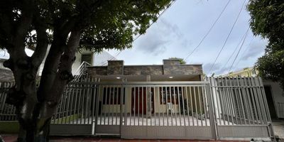Casa completamente remodelada con amplia terraza, cuenta con paneles solares, 3 alcobas , 2 baños, en el patio se encuentra un kiosko y una piscina, ubicado cerca a vias principales, centros comerciales, super mercados.