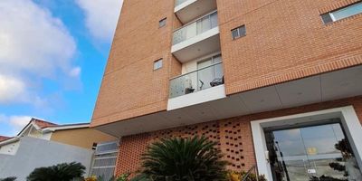 Apartamento duplex con dos habitaciones dos baños sala comedor cocina intergral, balcon, piscina salon social, parque infantil, terraza, cerca de centros comerciales, restaurantes, rutas de buses